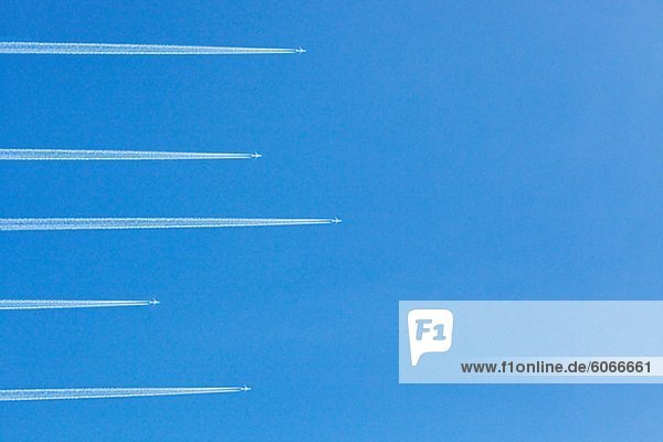 Flugzeuge gegen blauen Himmel  direkt unten
