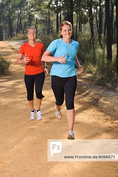 Zwei Frauen Joggen im Wald