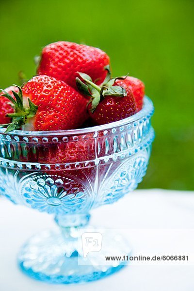 Erdbeeren in Schüssel im freien