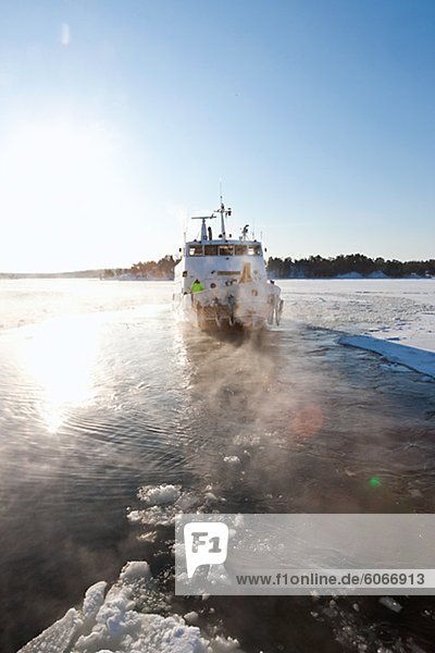 Ein Schiff in den Schären im winter