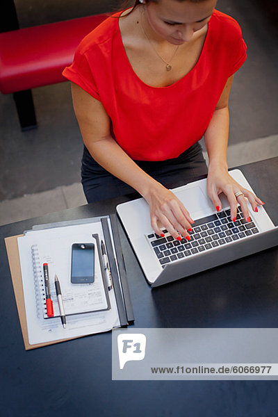 Frau arbeiten mit laptop