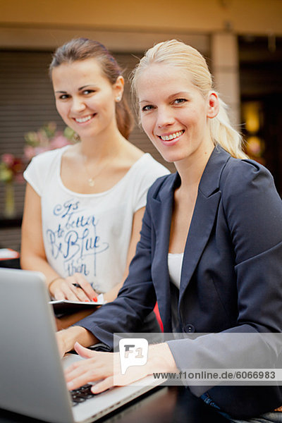 Zwei junge Frauen  die Arbeiten mit laptop
