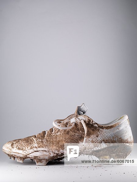 Nahaufnahme von einem schmutzigen Fußball Schuh