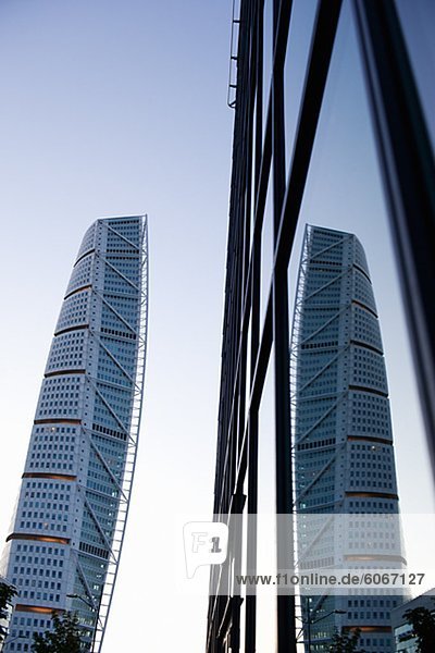 Torso Gebäude drehen reflektiert in Glasfassade