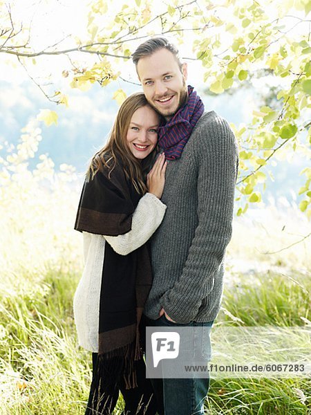 Porträt eines jungen Paares unter Baum
