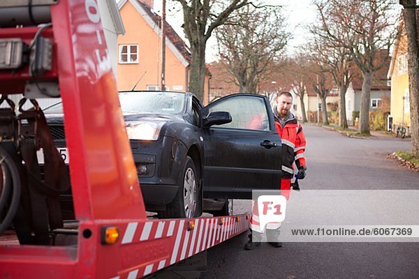 Mann Vorbereitung Auto gezogen bekommen
