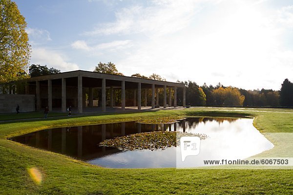 Teich und Gebäude im park