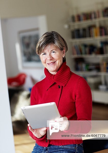 Porträt von Reife Frau mit digitalen tablet