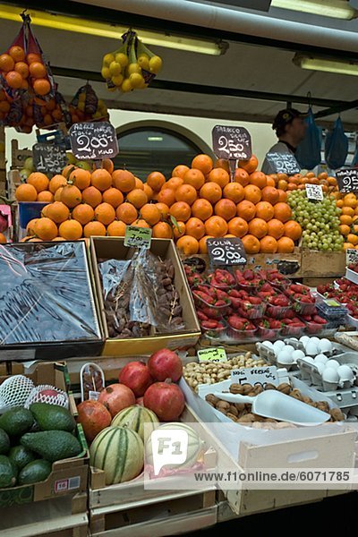 Italienischen Marktstand mit Früchten