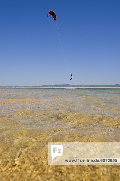 Mann Kite Surfen über Meer