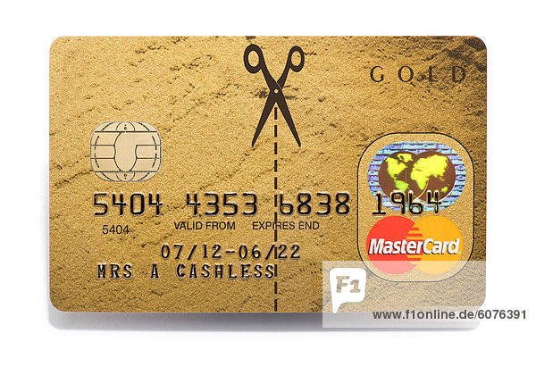 Schere zerschneiden eine MasterCard-Kreditkarte