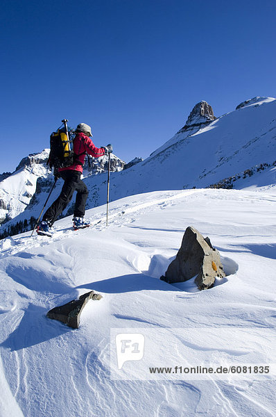 hoch  oben  Berg  Mann  bedecken  Wind  Gerät  Ski  unbewohnte  entlegene Gegend  Kleidung  Bildhauerei  klettern  Hang  Schnee