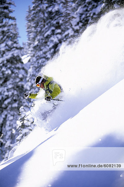 Mann  Skisport  Gesichtspuder  tief  Utah