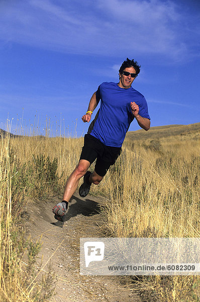 Mann  folgen  rennen  Großstadt  See  Vorgebirge  Speisesalz  Salz  Utah