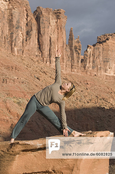 Felsbrocken  Frau  Yoga  unterhalb  Moab  Pose  Sandstein  Utah
