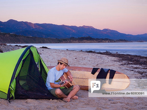 nahe  Mann  sitzend  Strand  warten  camping  Zelt  Gitarre  jung  Brandung