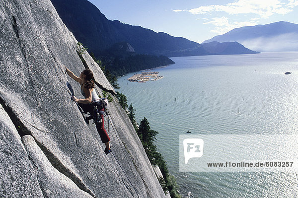 Felsbrocken  Wasser  Frau  Hintergrund  Squamish  British Columbia  Kanada  klettern