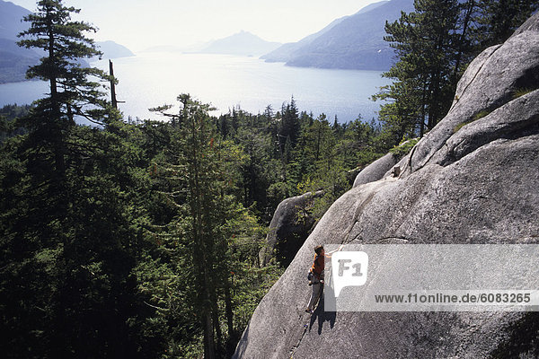 Felsbrocken  Wasser  Mann  Hintergrund  Squamish  British Columbia  Kanada  klettern