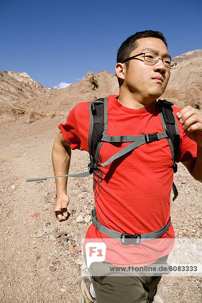 Rucksack Nationalpark Mann folgen rennen jung Death Valley Nationalpark