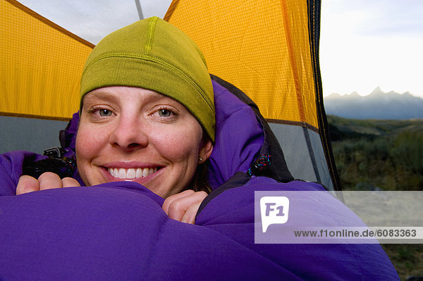 Frau  lächeln  Tasche  schlafen  Ehrfurcht  camping  Zelt  jung  Wyoming