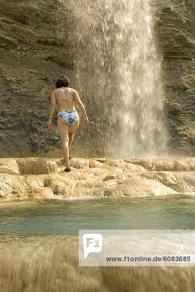 zwischen  inmitten  mitten  Frau  gehen  Bikini  Wärme  Wasserfall