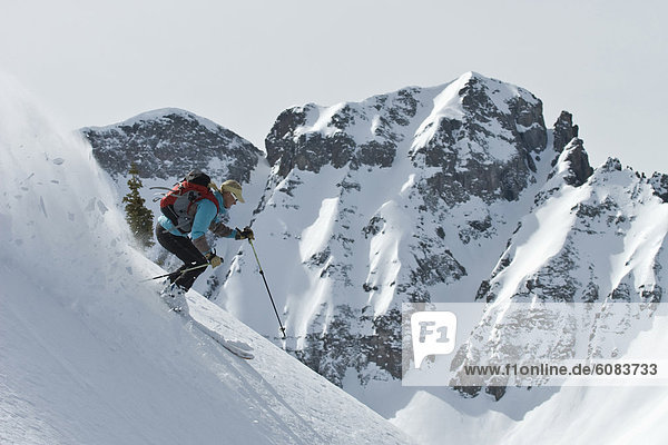 Frau Wald Skisport unbewohnte entlegene Gegend Colorado Silverton