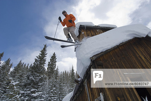 Dach Mann Ski Gebäude Wald springen Bergwerk Grube Gruben alt