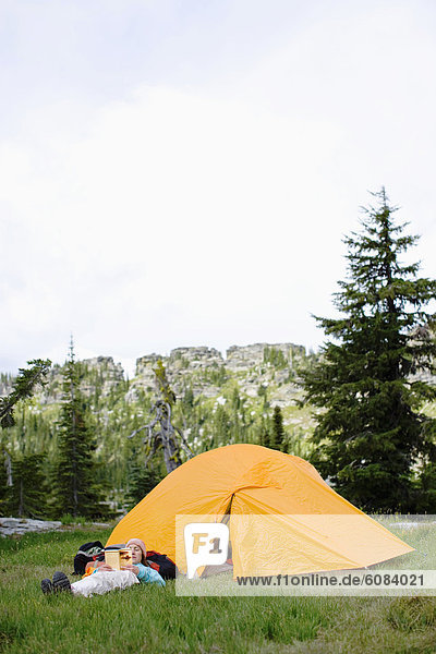Frau  Entspannung  Landschaftlich schön  landschaftlich reizvoll  camping  Zelt  Zimmer  Erwachsener
