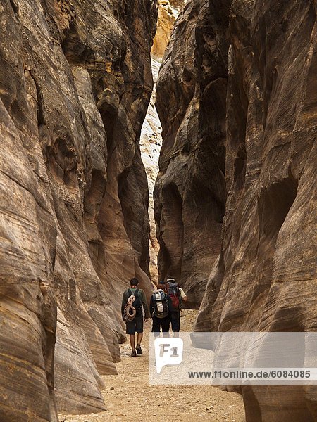 Mensch  Menschen  Wüste  wandern  3  Loch  Schlucht  Utah