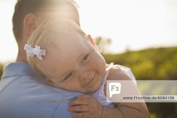 durchsichtig  transparent  transparente  transparentes  Tag  ruhen  lächeln  Menschlicher Vater  Mädchen  Baby  Kalifornien  Sonne