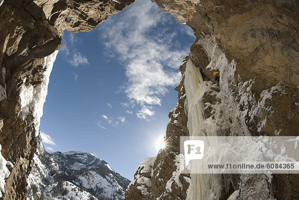 Felsbrocken aufwärts schlank Eis Wasserfall Ansicht Klettern unterhalb gefroren