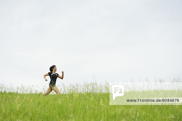Helligkeit  Frau  folgen  rennen  grün  Feld  jung  Gras  Erdhügel  South Dakota