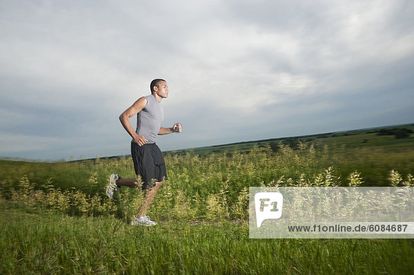Helligkeit  Mann  folgen  rennen  grün  Feld  jung  Gras  Erdhügel  South Dakota