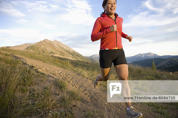 Frau  folgen  rennen  Wald  Colorado