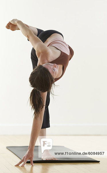 Frau  üben  Yoga  Studioaufnahme