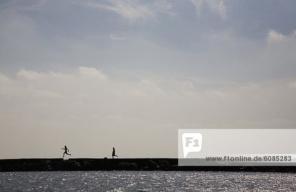 Mensch  zwei Personen  Menschen  Silhouette  rennen  Ozean  Ignoranz  Kai  2  jung