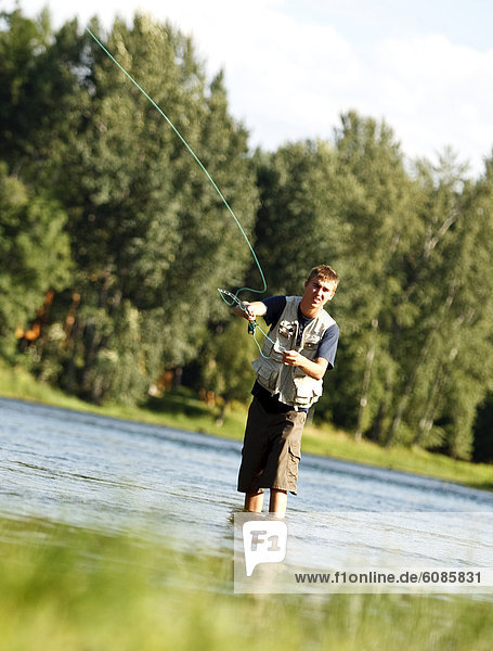 nahe  Jugendlicher  Junge - Person  Fluss  angeln  Schwan