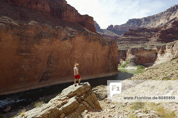 Frau  nehmen  über  Ehrfurcht  Fluss  Arizona  Ansicht  jung  Schlucht  Colorado