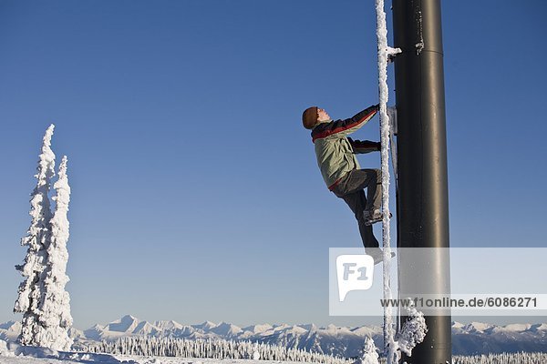Jugendlicher  Berg  heben  Hintergrund  Ski  klettern