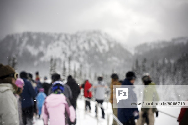 Fokus warten Wintersportort Fokus auf den Vordergrund Fokus auf dem Vordergrund Ski Bewegungsunschärfe Nervosität Linie Schnee