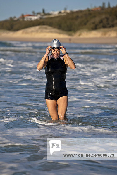 Frau  Sonnenstrahl  Strand  Vorbereitung  schwimmen  Australien  Queensland  Brandung