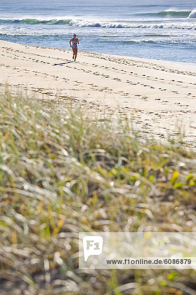 Frau Sonnenstrahl Strand rennen Sand vorwärts Australien Queensland Weichheit