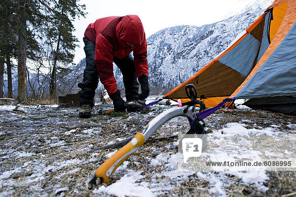 benutzen  Mann  Wind  Eis  Zelt  jung  Sicherheit  Axt  Alaska  Anchorage
