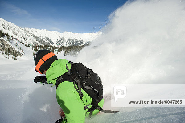 hoch  oben  Berg  Skifahrer  werfen  Wolke  Skisport  unbewohnte  entlegene Gegend  groß  großes  großer  große  großen  Selkirk Mountains  British Columbia  Kanada  Schnee