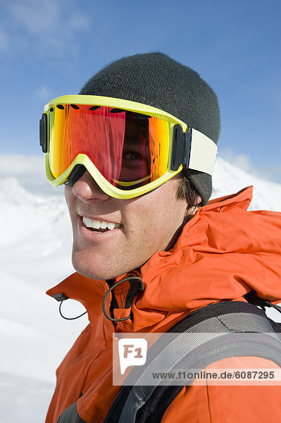 Berg  Mann  lächeln  Skisport  unbewohnte  entlegene Gegend  Selkirk Mountains  Kanada