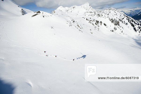nehmen  folgen  Schatten  Berg  unbewohnte  entlegene Gegend  Hubschrauber  Ski  groß  großes  großer  große  großen  baufällig