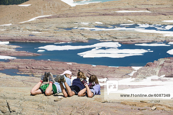 hoch  oben  Sonnenstrahl  Entspannung  dippen  See  Gletscher  jung  3  Mädchen