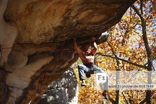 Felsbrocken  Mann  reifer Erwachsene  reife Erwachsene  Wand  Klettern  steil  West Virginia