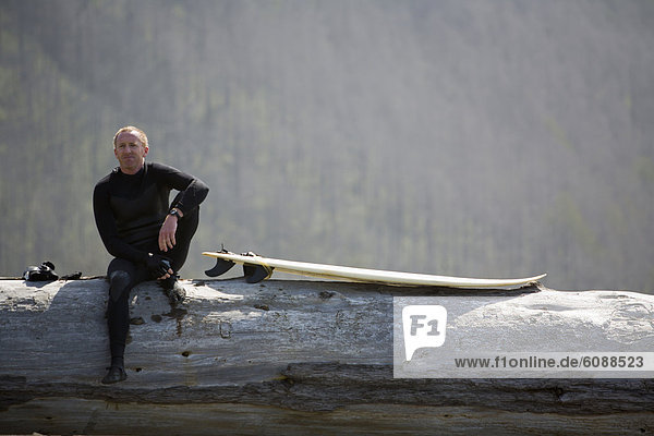 Mann sitzend Baum fallen fallend fällt Küste Surfboard Desorientiert Kalifornien