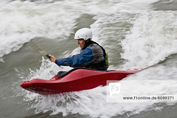Mann  Kajak  Wildwasser  jung  British Columbia  Kanada  Wellenreiten  surfen  Wasserwelle  Welle